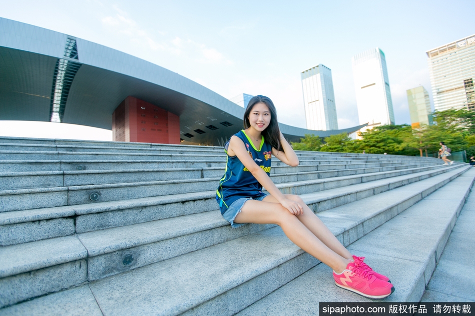 篮球宝贝们身穿统一白色加油服,面对镜头露出灿烂笑容,修长的美腿在灯光下格外抢眼,充满了青春的朝气与活力。