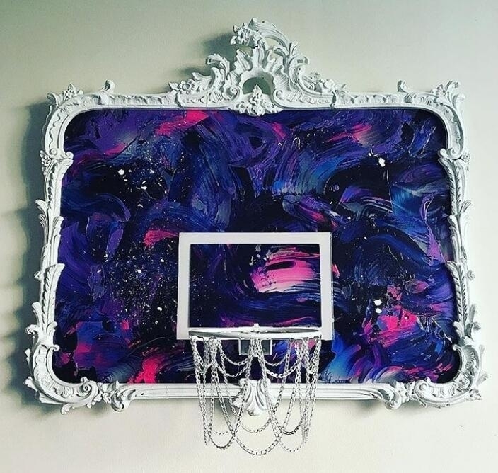 篮筐下挂着的不是普通的尼龙网,而是如同珠宝般闪耀的水晶流苏,在灯光下折射出璀璨光芒,将每一次进球都衬托得像加冕仪式。