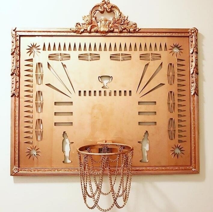 透过一块透明篮板看过去,背后的风景被微微扭曲,篮筐上缠绕着彩色的装饰物,让原本单调的训练变得像一场梦幻的游戏。