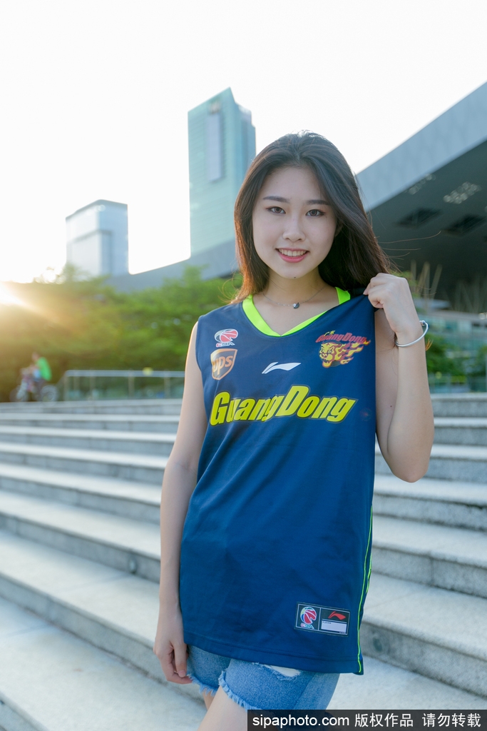 特写镜头下,一位篮球宝贝五官精致,露出标准而迷人的微笑,展现出作为赛场DJ之外最温暖人心的力量。