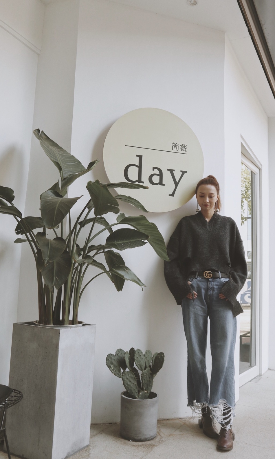 落日余晖下的街道，李晓旭爱妻身穿简约白T搭配牛仔裤，漫步街头尽显随性自然美