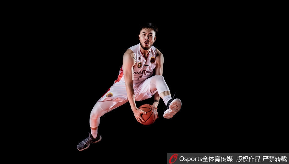 睢冉咧嘴大笑展硬汉柔情，与队友勾肩搭背尽显兄弟情深