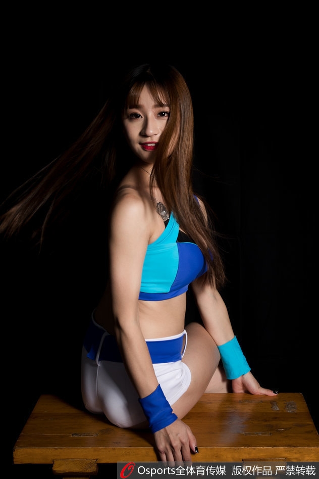 这位宝贝侧身回眸，一只手轻轻点在脸颊上，嘟嘴的表情配上无辜的大眼睛，像极了正在撒娇的洋娃娃。