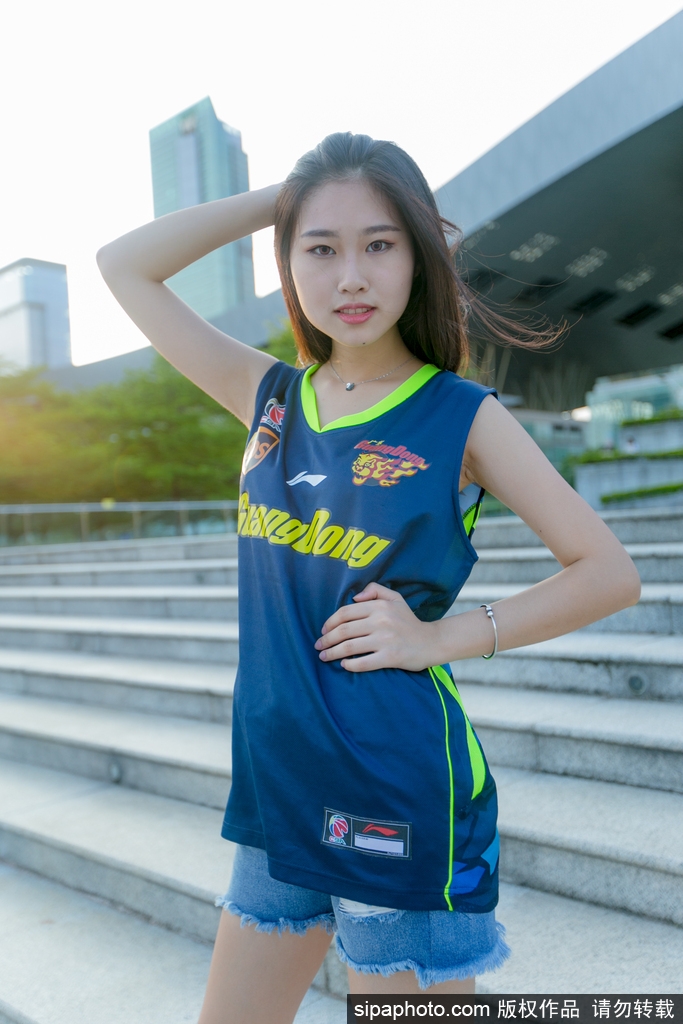 画面中,几位篮球宝贝在场地中央排成一列,正随着音乐节奏舞动,动感的姿态和统一的服装展现出团队的默契与活力。