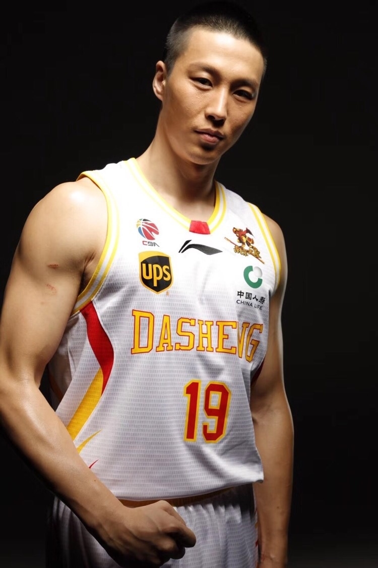 队长冯欣指挥若定，运球姿势娴熟自信，领袖气质彰显无遗。