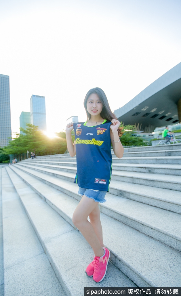 最后一张图片中,两位篮球宝贝亲密地靠在一起,对着镜头做出俏皮可爱的表情,姐妹情深与胜利的喜悦溢于言表。