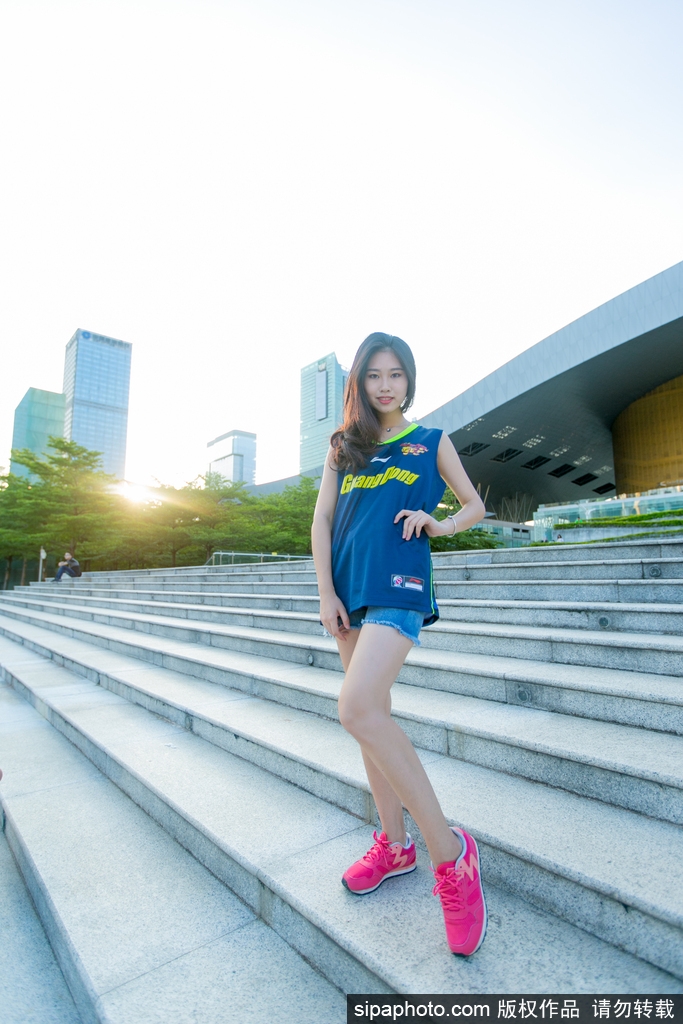 镜头捕捉到一位长发披肩的篮球宝贝回眸一笑的瞬间,眼神明亮而温柔,展现出赛场之外的甜美与灵动。