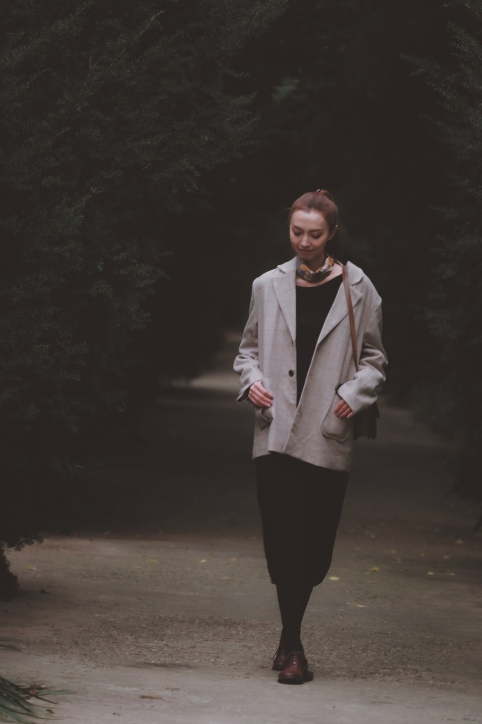 阳光洒在木质地板上，李晓旭爱妻身穿休闲针织衫，回眸瞬间被镜头定格，温暖治愈