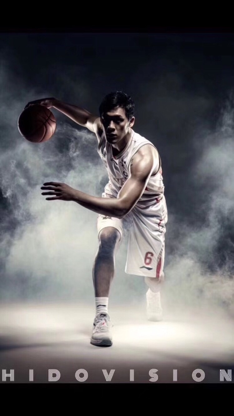 宋建骅与队友击掌相庆，兄弟齐心其利断金，团队氛围热血融洽。