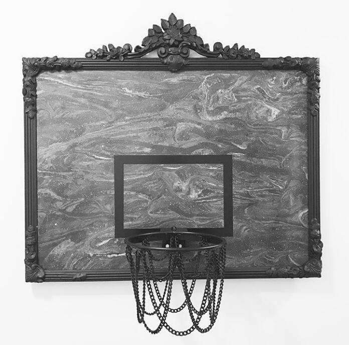 篮筐的固定处被精心装饰,仿佛镶上了一枚宝石戒指,细致的做工让这个原本粗犷的运动器材多了几分精致与高贵的气息。