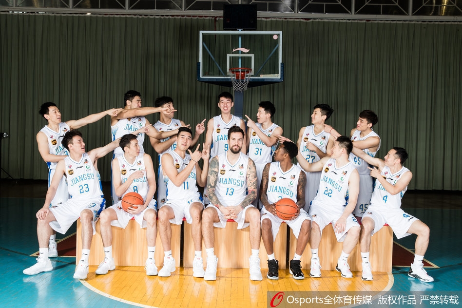 全队将主帅贝西洛维奇围在中间，团结一心。这位斯洛文尼亚教头用三年时间打造出一支防守铁军，他坚信没有明星球员就依靠强硬体系来弥补。