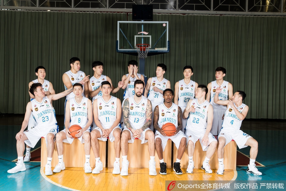 老将易立带领着一众本土悍将直面镜头，他的身上流淌着江苏篮球的血液，即便岁月流转，他依然是这支青年军最可靠的定海神针。