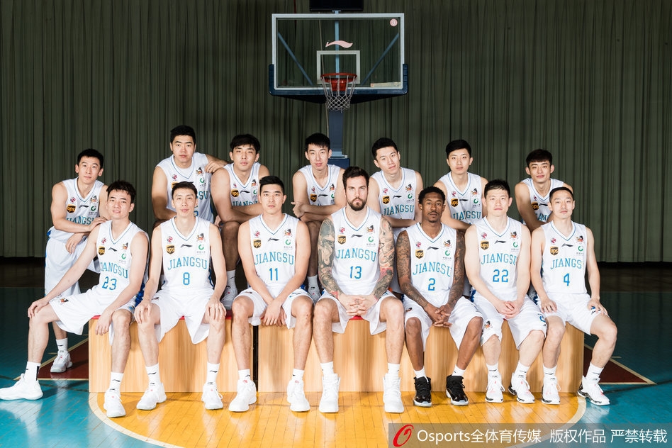 全体成员在镜头前定格下新赛季的昂扬斗志，这张全家福见证了一支平民球队蜕变为联盟最强黑马的起点，也承载了江苏篮球复兴的希望。