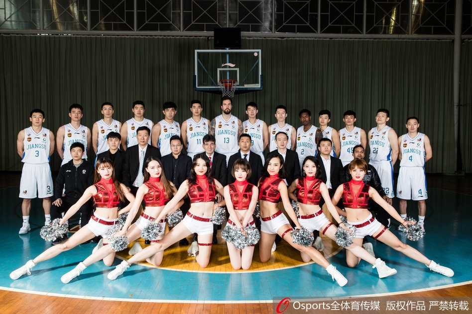 在轻松愉快的氛围中，队员们互相‘挑逗’，摆出各种搞怪pose，展现了赛场之外如同兄弟般的深厚情谊和年轻球队特有的活力。