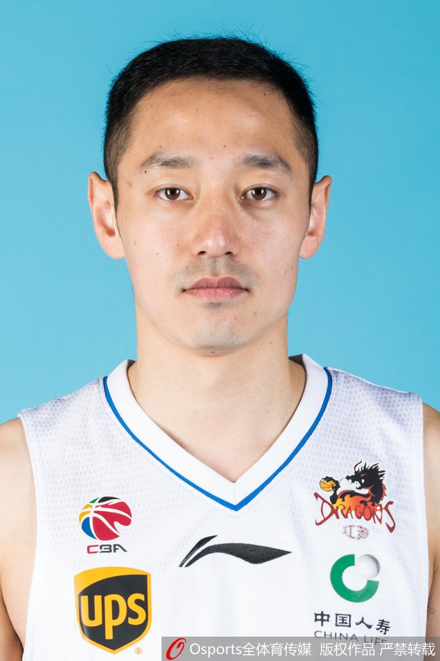 老将陈磊目光如炬死死贴住对手，手臂上暴起的青筋诉说着不甘与顽强。从北京到南京，这位三冠王老队长把最后的热血留给了江苏，用每一次贴身紧逼诠释着防守的真谛。