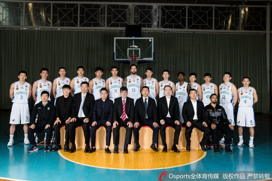 拉杜利察与队友们围在一起鼓劲，这位塞尔维亚中锋不仅能用传球串联全队，更是更衣室里凝聚人心的温暖力量，每有队友倒地他总会第一个上前拉起。