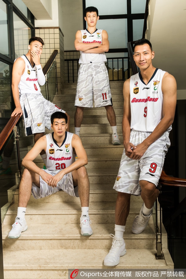 赵睿运球强行突破防守,肌肉碰撞中展现新生代后卫的劲爆身体素质