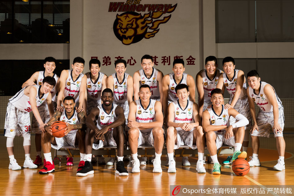 新外援杰克逊在摄影棚中运球突破瞬间被抓拍，动作舒展流畅，光影交错间凸显其出色的控球技术，仿佛已准备好在新赛季的赛场上穿针引线。