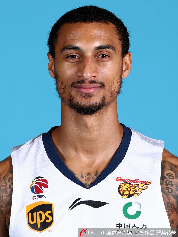 易建联在嘉年华上神情轻松,难得一见地拿起手机自拍,记录下这赛季前难得的惬意时光。