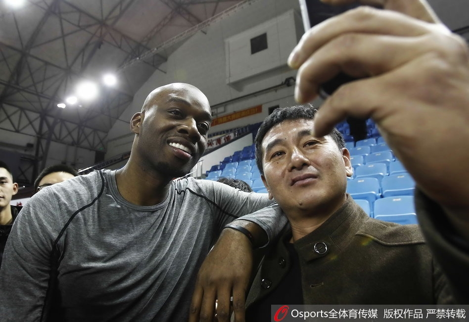 兰德里一脸坏笑地为球迷签名,眼神瞟向别处,似乎在盘算着下一个搞怪动作