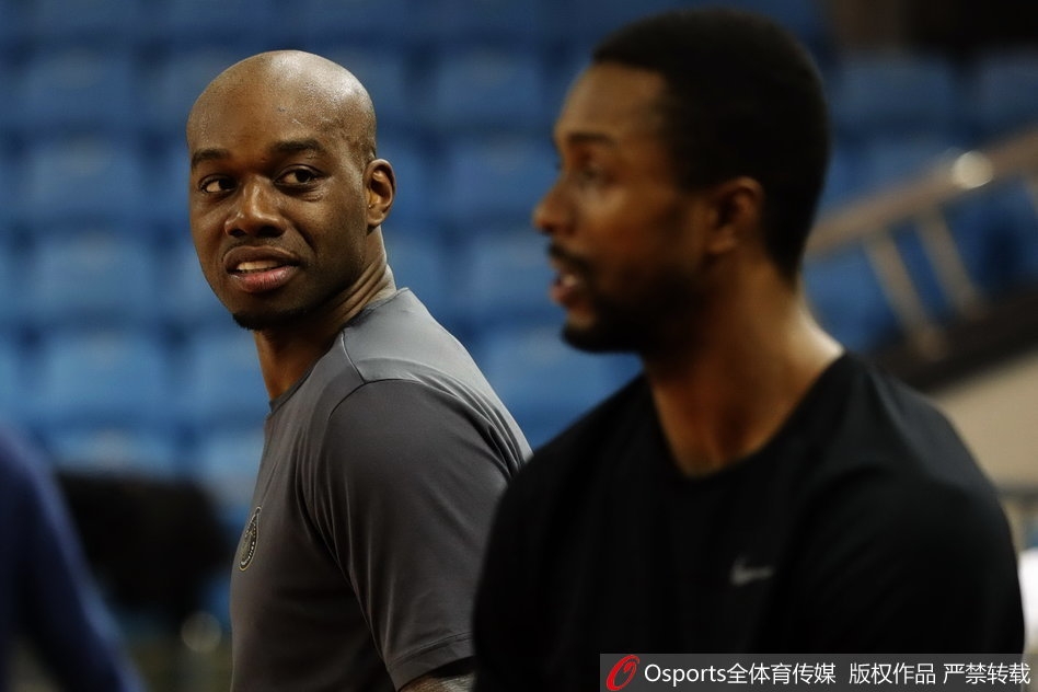 兰德里拿起签字笔,鼓着腮帮子做思考状,似乎在构思一个独一无二的签名图案