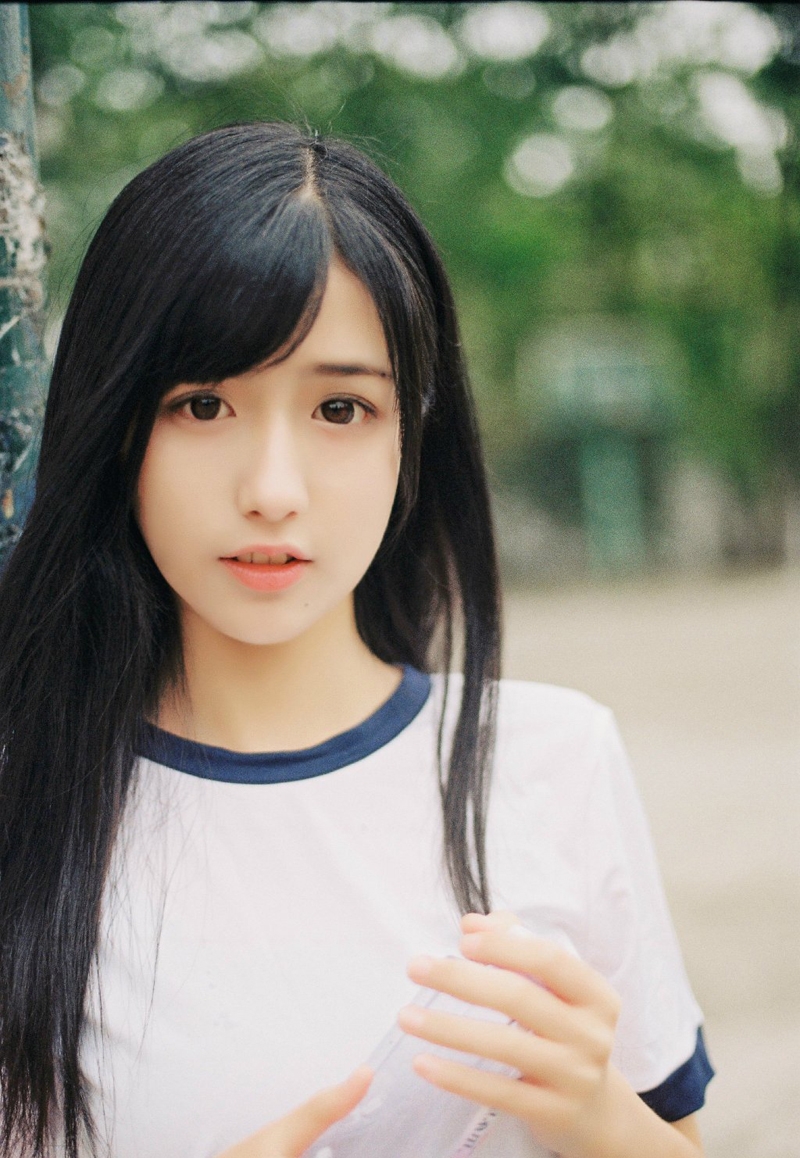 清纯女球迷运动装扮神似周慧敏