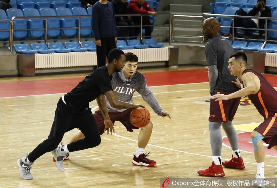 兰德里认真地给球迷手中的物品签名,脸上挂着标志性的温暖微笑,毫无球星架子