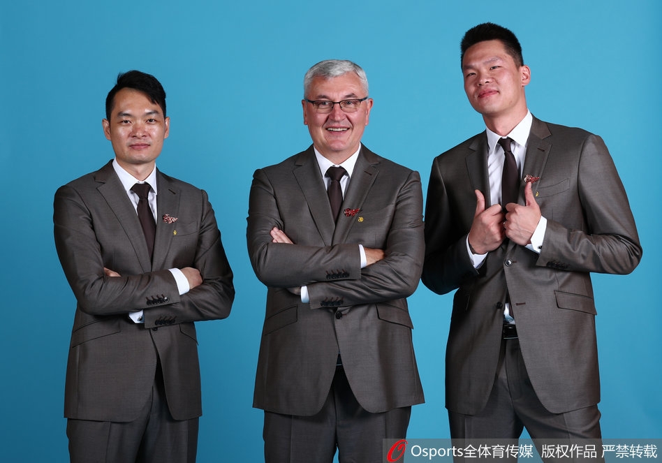 易建联在比赛中双手暴扣,眼神坚毅,他用31分的表现宣告新赛季的宏远依然是夺冠大热门。