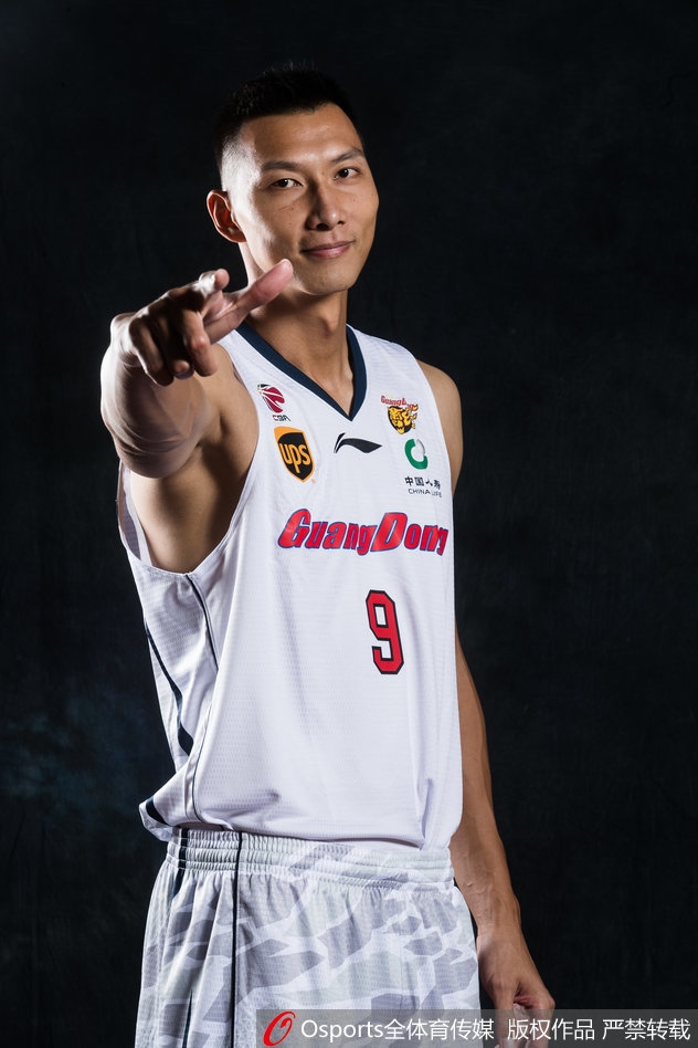 易建联在禁区内高高跃起,眼神如炬完成单手劈扣,瞬间点燃全场激情