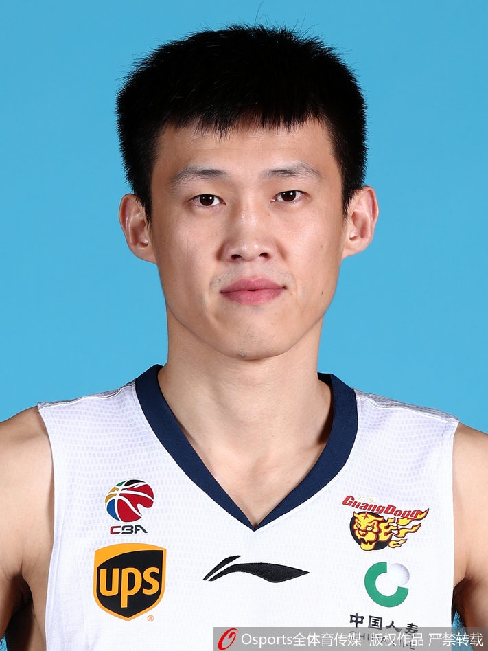 西装革履的朱芳雨以总经理身份发言,从三分王到掌舵人,他的眼神里多了一份运筹帷幄的坚定。