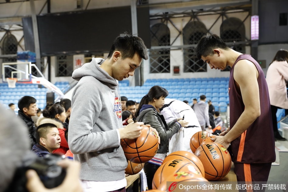 兰德里被热情的球迷团团围住,他努力探出身子为小球迷签名,场面热闹非凡