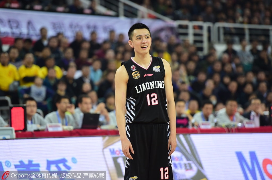 阿不都沙拉木有着立体深邃的五官眼神专注透出西域少年的阳光与坚毅