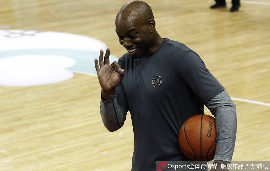 兰德里完成一个漂亮进球后,对着看台竖起大拇指,露出顽童般得意的笑容