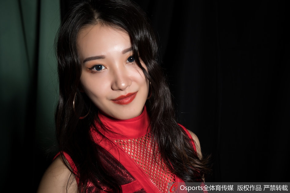 群像写真中，宝贝们以性感而自信的姿态出镜，身后的光影斑驳，她们如同从黑夜中走来的精灵，准备在即将到来的赛季中点燃全场激情