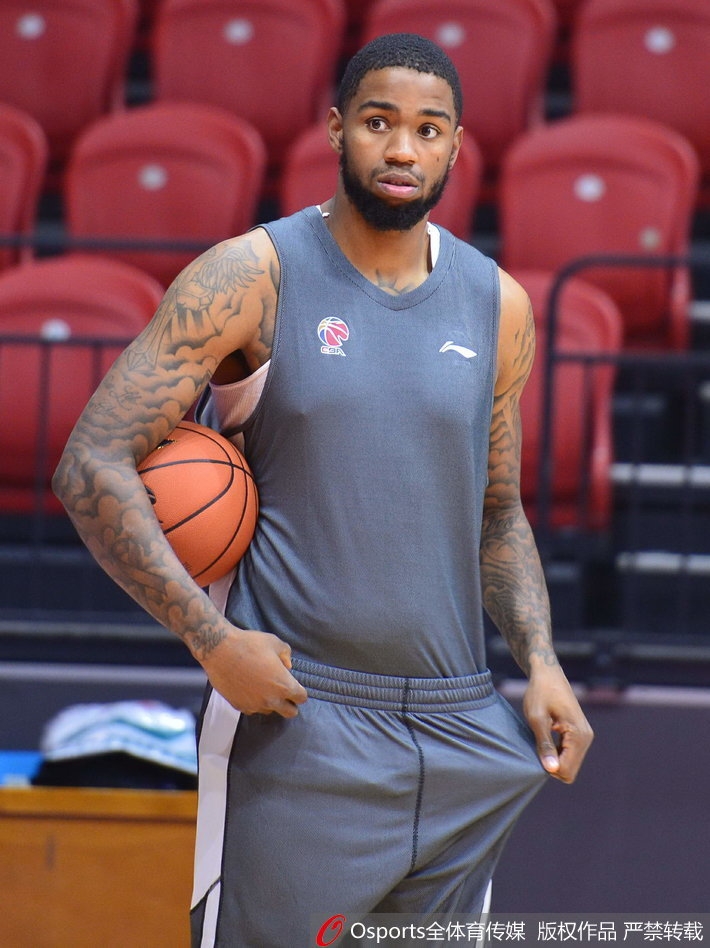 肖恩朗低位背打时表情狰狞，身体对抗中肌肉紧绷，球衣被扯出褶皱，训练师在场边大声指挥着跑位