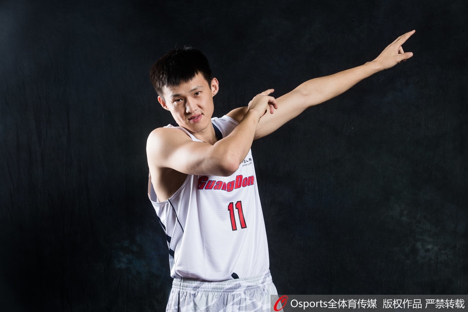 胡明轩面露青涩却异常冷静,面对包夹巧妙分球给跟进的队友