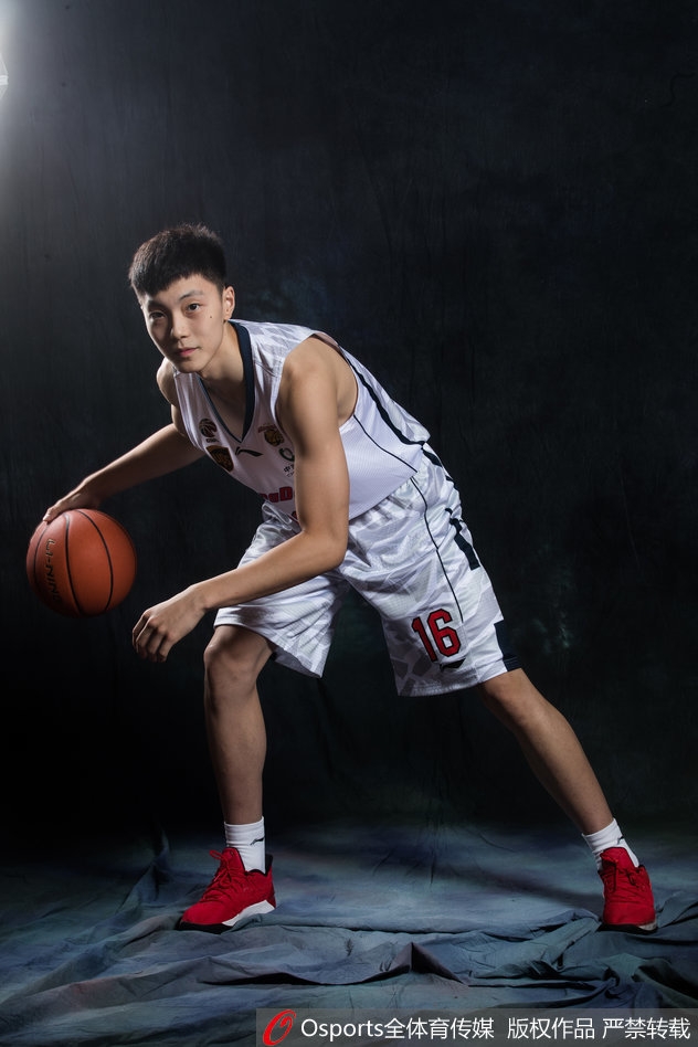 曾繁日在内线卡位拼抢篮板,肌肉紧绷全力顶防对手,展现硬汉本色