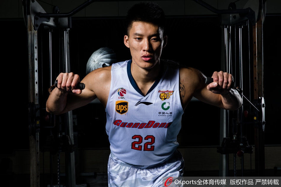 周鹏在底角稳稳出手三分,篮球划过完美弧线,彰显老将领袖风采