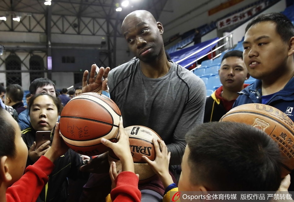 兰德里在球迷的簇拥下开怀大笑,露出标志性的大胡子,眼神里满是见到中国球迷的喜悦