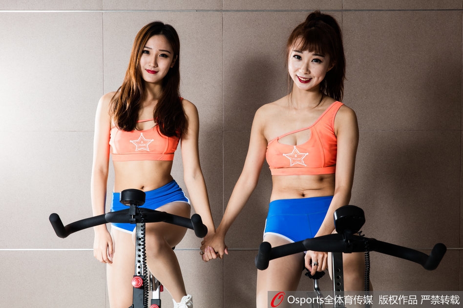 手持彩球的啦啦队女孩在镜头前展现迷人的微笑，飞扬的彩带与明亮的眼眸相映成趣，这张运动写真将赛场上的极致诱惑力定格为永恒的魅力瞬间。