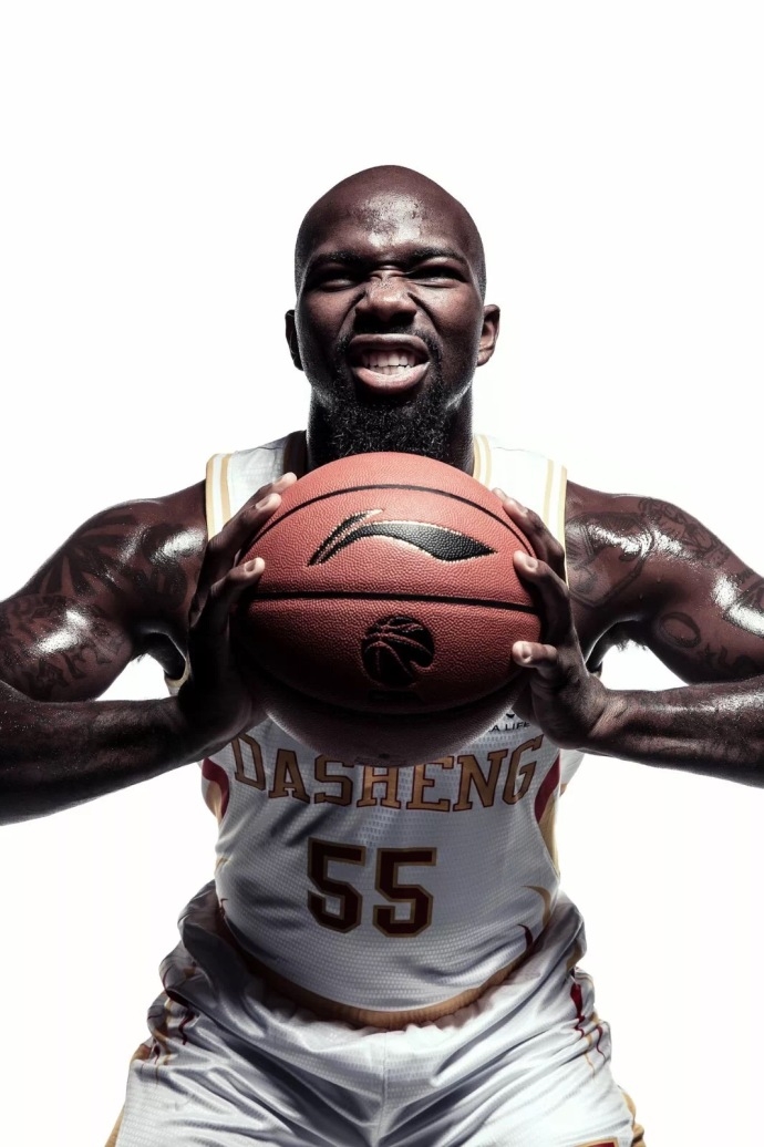 大外援JJ希克森双臂青筋暴起,面部肌肉紧绷,野兽派内线的强硬气场扑面而来