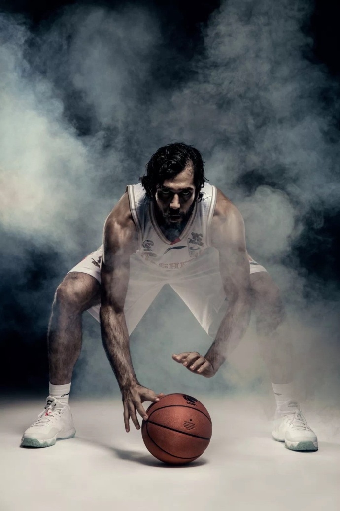 外援多米尼克琼斯运球突破瞬间被抓拍,身形如猎豹般迅捷,写满了得分手的本能