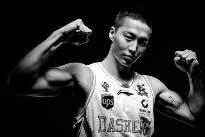 宝岛勒布朗周仪翔展露钢铁臂膀,眼神凌厉如刀锋,完美融合力量与速度的美学
