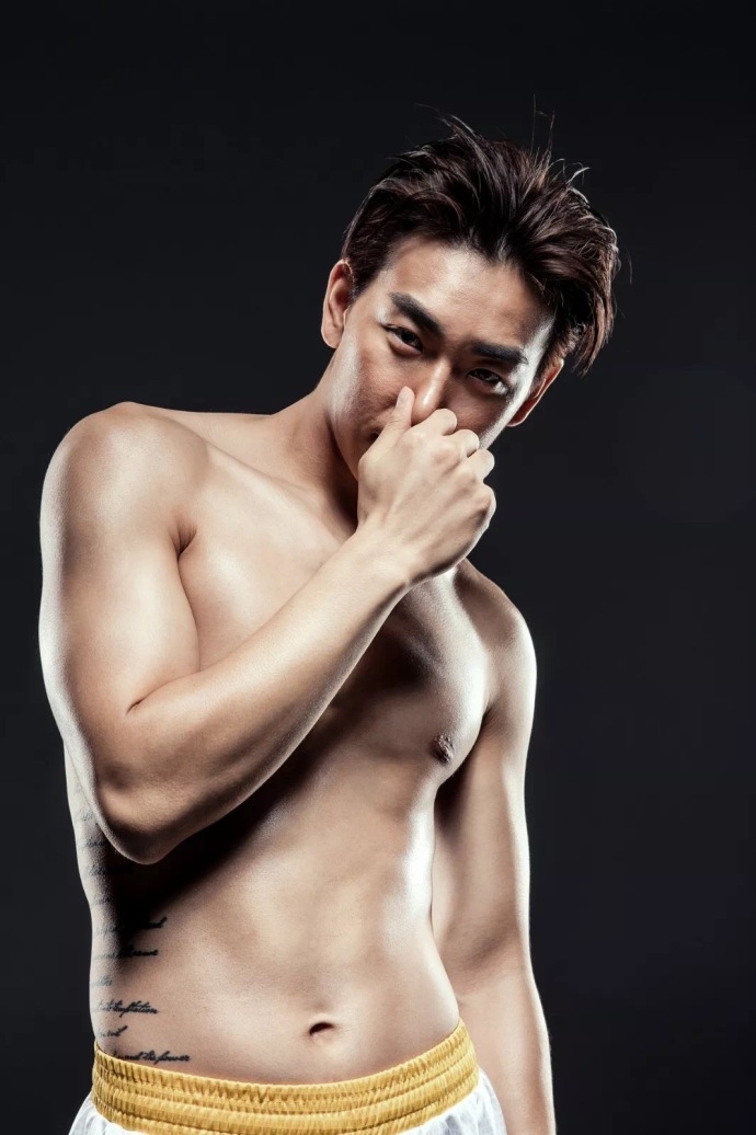 内线悍将唐正东矗立禁区,宽厚背影如城墙般沉稳,眼神中透出定海神针般的霸气