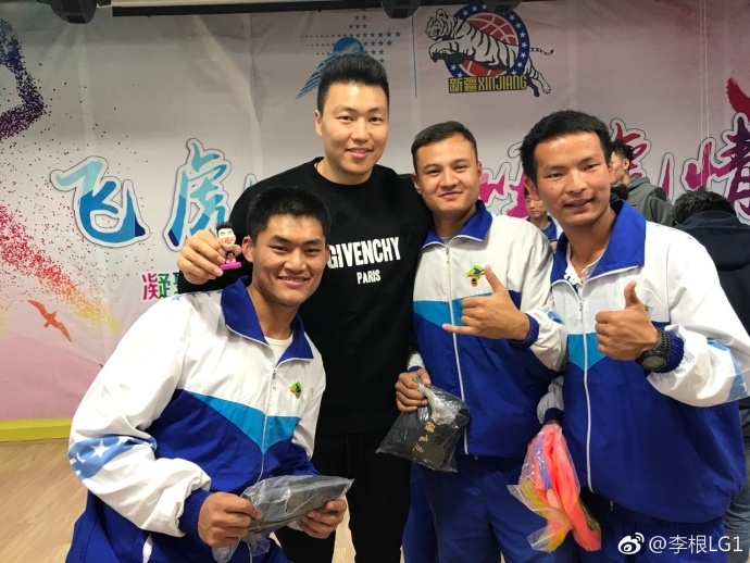 新疆男篮的队员们与聋人学校的师生们合影留念,镜头定格下了一张张笑脸,象征着飞虎将士与孩子们心连心的美好时刻