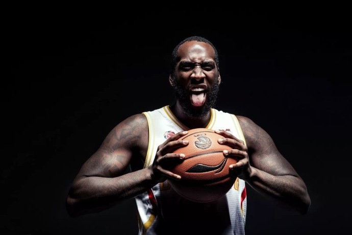 亚洲外援巴赫拉米眼神深邃面带坚毅,举手投足间尽显国际赛场的经验与老辣