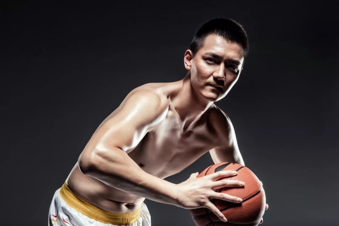 队长冯欣紧锁眉头持球凝视,身体微微前倾,仿佛下一秒就要撕裂防线送出致命助攻