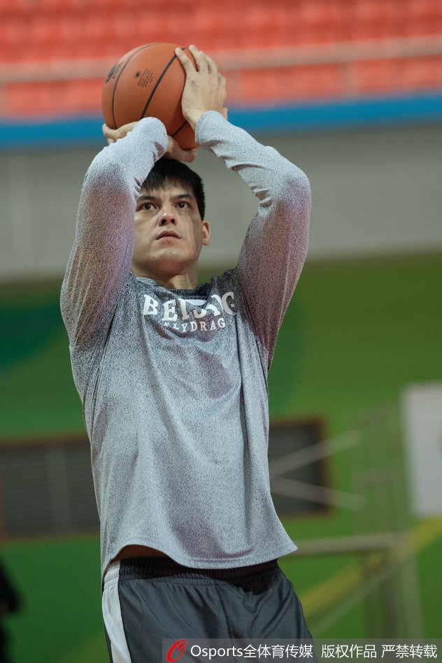 备战训练中的马布里表情坚毅,汗水浸透衣衫,这位北京篮球的功勋人物正全力融入新团队。