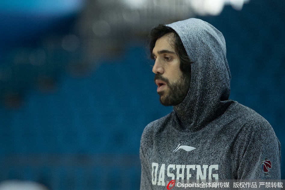 训练结束后的周仪翔，霸气纹身依然醒目，汗水浸透的战袍见证了他为CBA新赛季付出的每一分努力