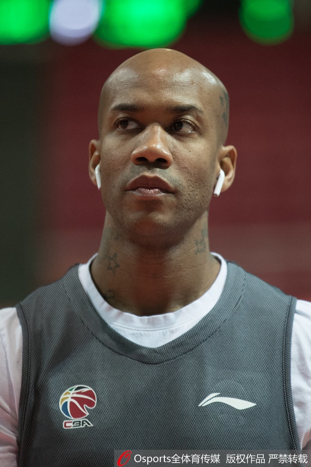 北控男篮的备战训练中,马布里进行持球推进练习,速度与力量依旧不减当年。